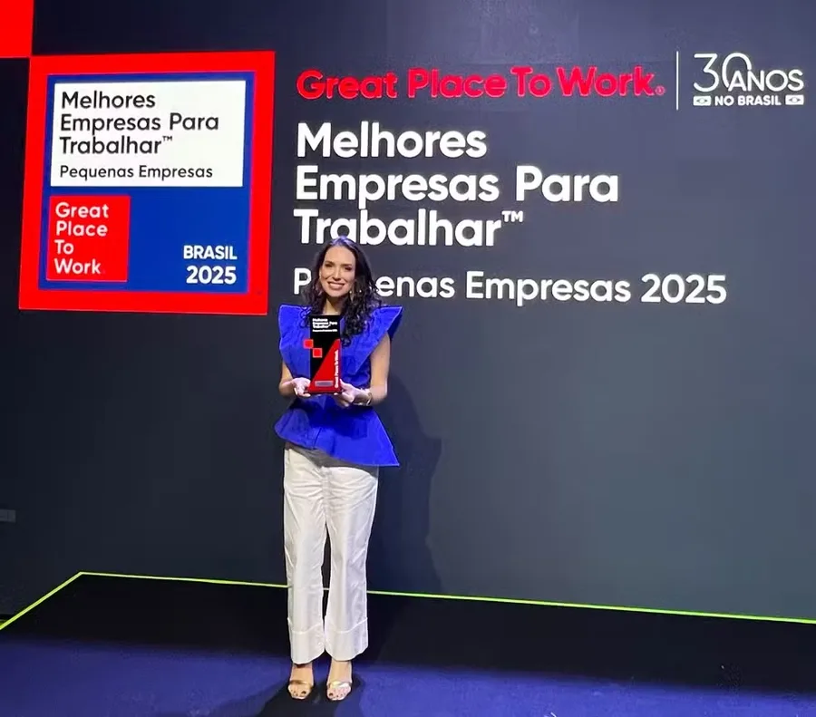 Representante do Grupo Charão com o troféu do Great Place To Work, no painel Melhores Empresas Para Trabalhar — Pequenas Empresas 2025